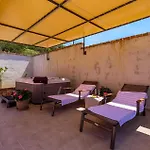 1 Bedroom Lovely In * Mundanije