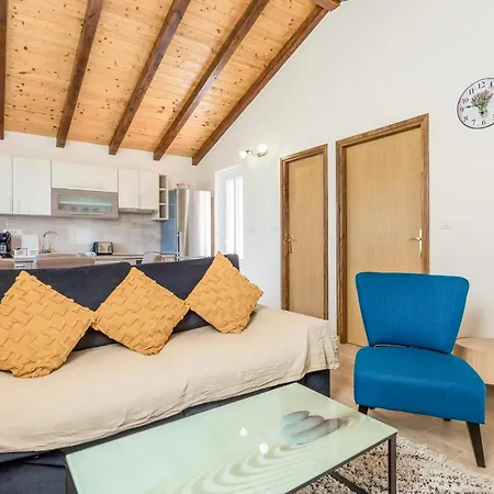Holiday home Beautiful In With Jacuzzi Mundanije