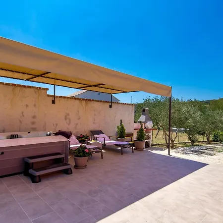 Beautiful In With Jacuzzi Holiday home