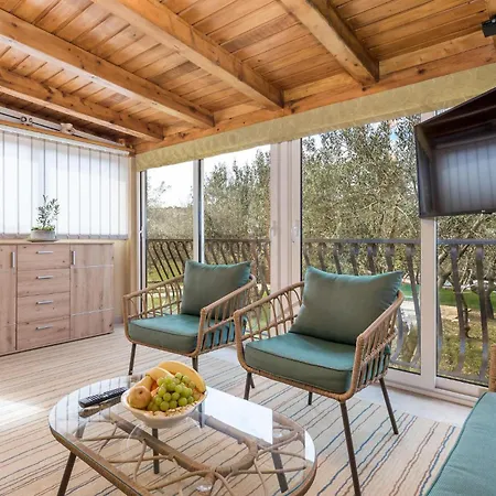 Holiday home Beautiful In With Jacuzzi Mundanije