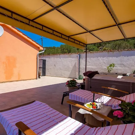 Holiday home Beautiful In With Jacuzzi *