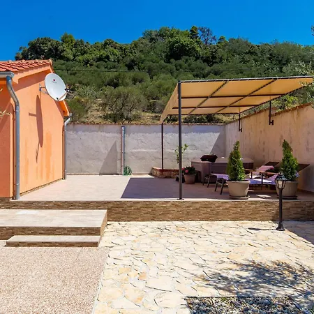Holiday home Beautiful In With Jacuzzi Mundanije