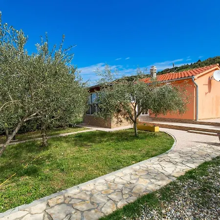 Dom wakacyjny 1 Bedroom Lovely In *