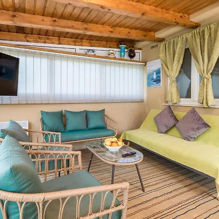 Holiday home Beautiful In With Jacuzzi Mundanije