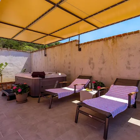 Beautiful In With Jacuzzi * Mundanije
